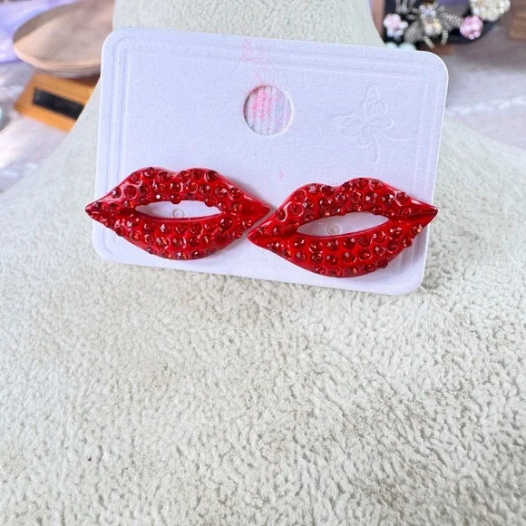 Red Lip-Shaped Rhinestone Stud Earrings - Picture 7 of 10